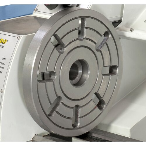 For clamping of irregular shaped workpieces, the machine can be equipped with a 240 mm face plate.
