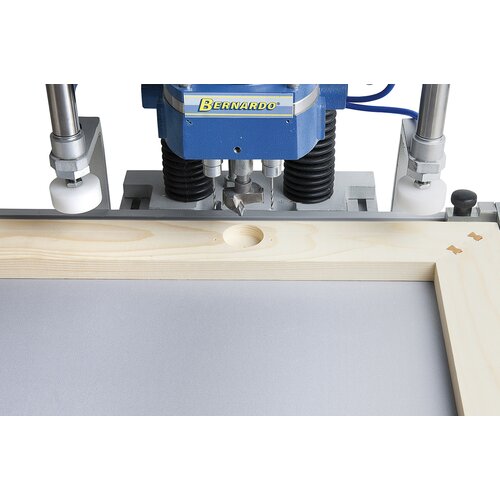Comes complete with tiltable fences, ideal for repetitive operations.