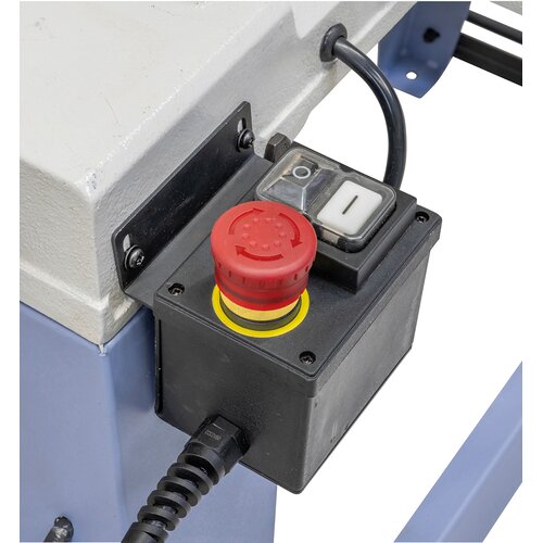 Sicherheitsschalter mit  Unterspannungs- auslöser und  separatem Not-Halt-Taster, automatische Endabschaltung nach  Beendigung des Sägevorganges