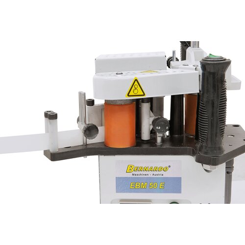 The adjustable guide system allows edge bands from 0.3 – 3 mm and edge heights from 10 – 55 mm