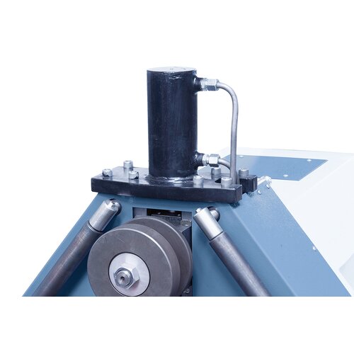 Fast and easy infeed of the upper roll by means of hydraulics.