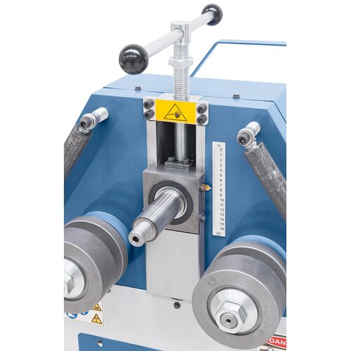 Stable guiding of the upper roll,  adjustable via mm scale.