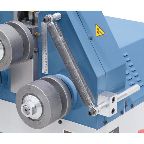 The lateral guiding rolls can  be steplessly adjusted to the  respective profile.