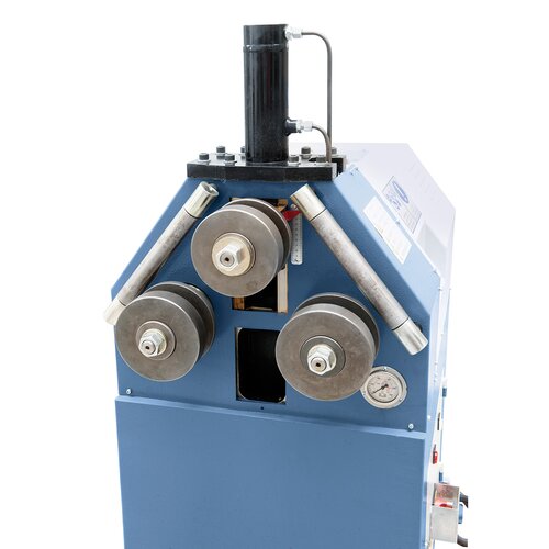 Fast and easy infeed of the upper roll by means of hydraulics.