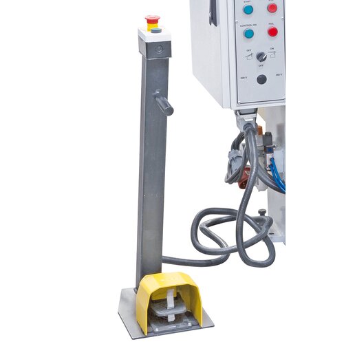 Separates Fußpedal mit integriertem Not-Aus-Taster.