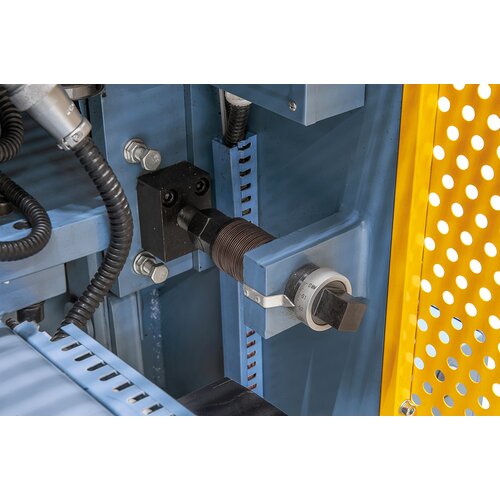 Leichtes Einstellen des Schnittspaltes auf die jeweilige Blechstärke 
an der Rückseite der Maschine.
