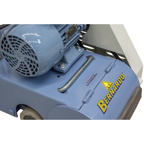 Extractable carry handle allows an 
easy transport of machine.