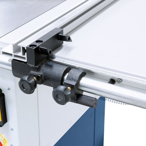 Parallel fence features micrometric fine adjustment, suitable for cutting width up to 670 mm.