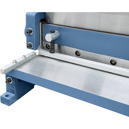 Automatisch wirkender Niederhalter zum Fixieren des Bleches.
