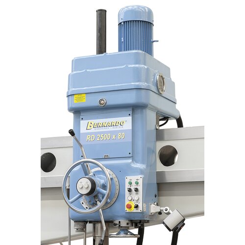 Clearly arranged control elements, clamping of drill head directly on handwheel.
