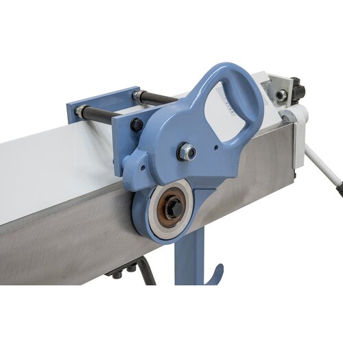 The sheet metal shear allows easy cutting and can be removed when needed