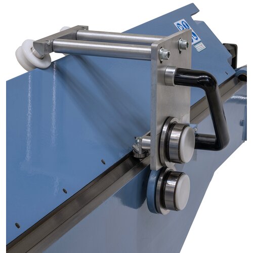 The sheet metal shear allows easy cutting and can be removed when needed