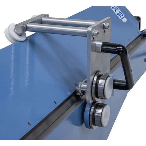 The sheet metal shear allows easy cutting and can be removed when needed