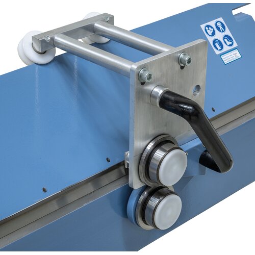 The sheet metal shear allows easy cutting and can be removed when needed