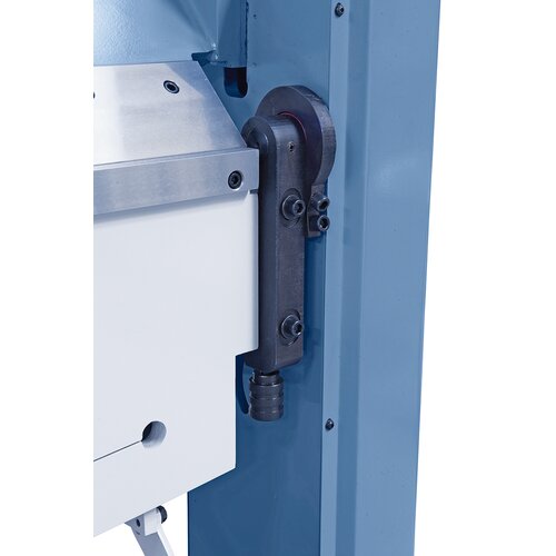 Manual adjustment of the desired sheet thickness by means of knurled screws.