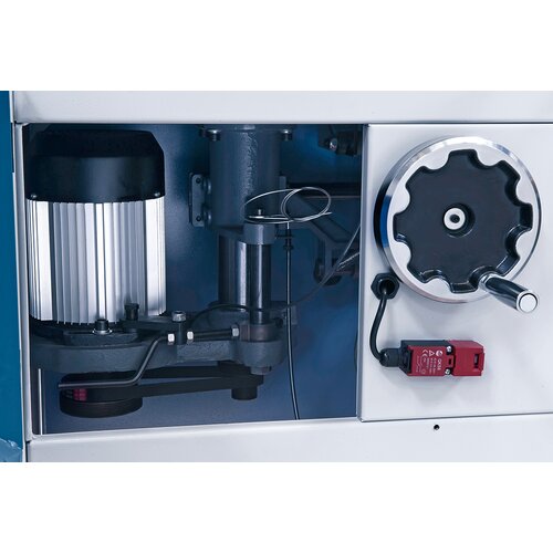 The large opening on the front of machine ensures quick and easy speed change.