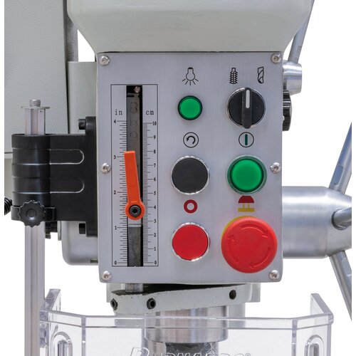 Ergonomically arranged control elements at the front.