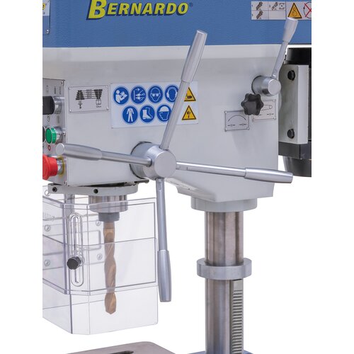 Ergonomically arranged handles guarantee smooth spindle feed.