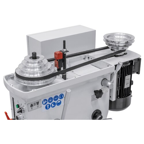 Ergonomically arranged handles guarantee smooth spindle feed.
