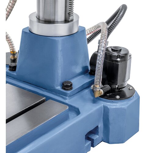 Treated machine base, serially equipped with integrated coolant pump