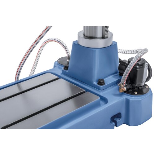 Treated machine base, serially equipped with integrated coolant pump