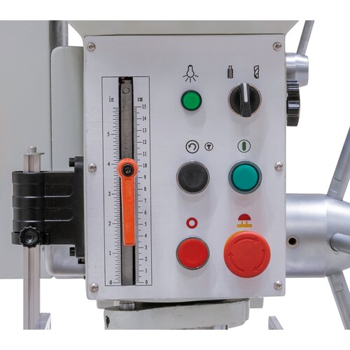 Ergonomically arranged control elements at the front.