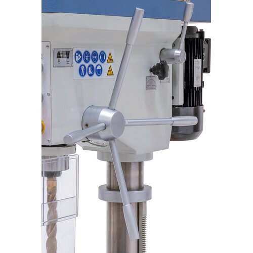 Ergonomically arranged handles guarantee smooth spindle feed.