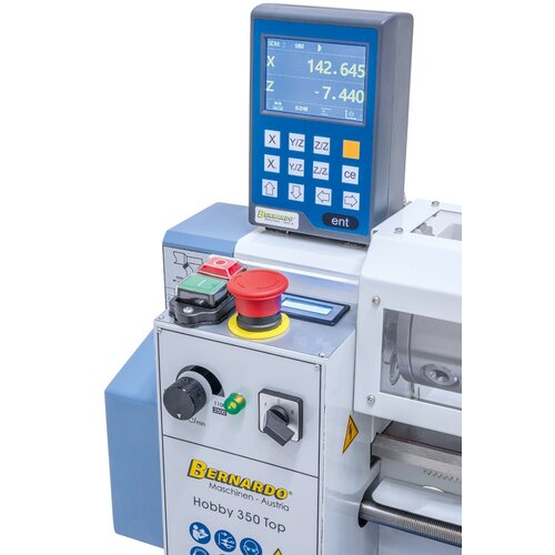 2-axis digital readout Bernardo DT 40 comes standard to guarantee high work comfort and more accuracy. 