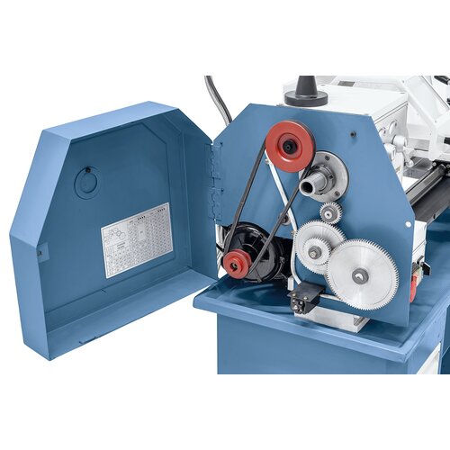 Serially equipped with change gears for thread cutting.