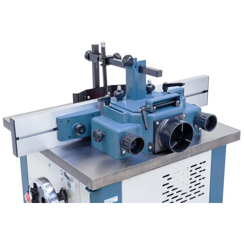 The solid moulding fence can be adjusted for 
tools up to 160 mm. Stop bars on both sides 
feature fine adjustment. 