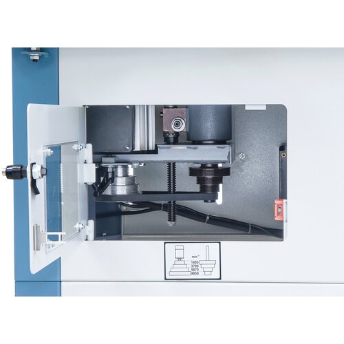The grey cast-iron moulder unit is easily accessible, which allows for a hassle-free speed change.  