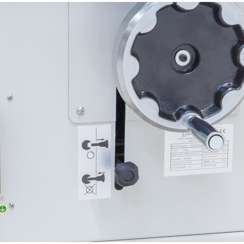 Spindle lock allows for 
quick and convenient 
change of cutting tools.