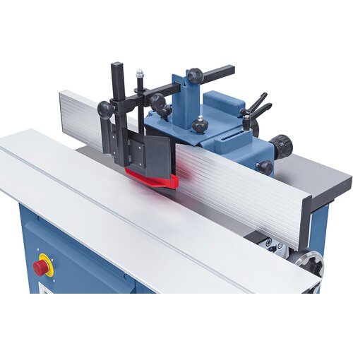 The stop bars of the moulding fence can easily and quickly be adjusted to each cutting tool. The standard  protective device eliminates the risk  of workpiece kickback. 