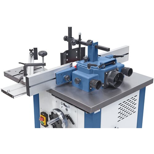 Spindle moulding fence comes  complete with fine adjustment.  Integrated dust outlet ensures  proper dust removal.