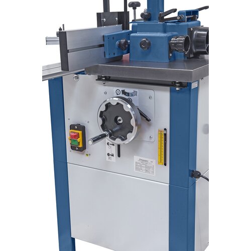 Practically positioned  handwheel guarantees quick and easy spindle height adjustment.