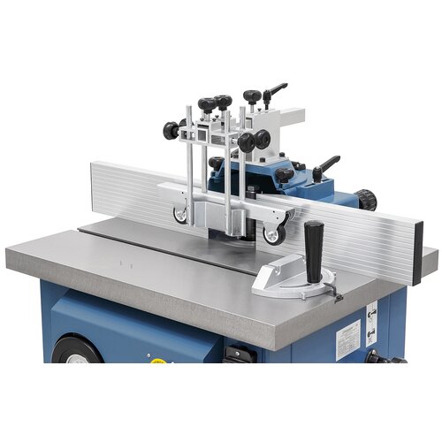 The stop bars of the moulding fence
can easily and quickly be adjusted to each cutting tool. The standard 
protective device eliminates the risk 
of workpiece kickback. 