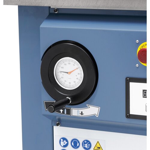Practically positioned handwheel 
guarantees quick and easy spindle 
height adjustment.
