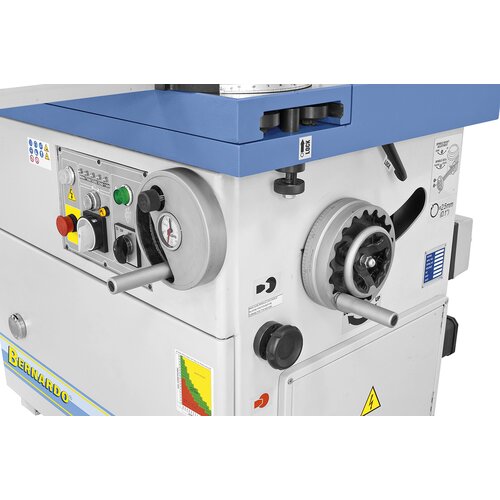 Ergonomically arranged handwheel allows for tilting of milling unit, set angle can be read out analogously.