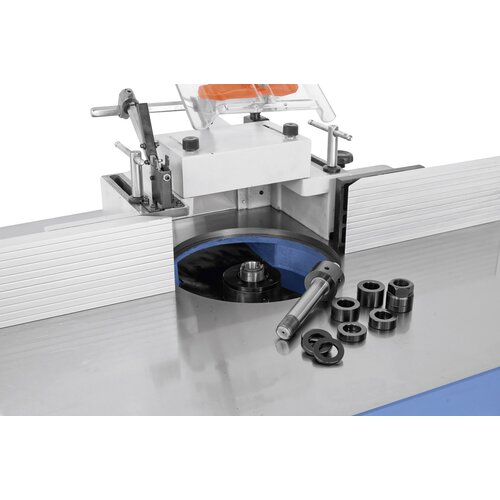 The interchangeable spindle does not change the setting of tools, which significantly reduces time when working on series.