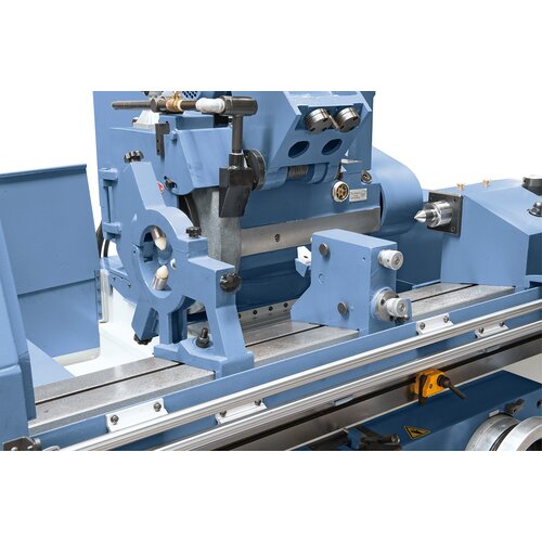 One open rest and two closed rests for supporting long workpieces come standard.