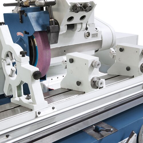One open rest and two closed rests for  supporting long workpieces come standard.
