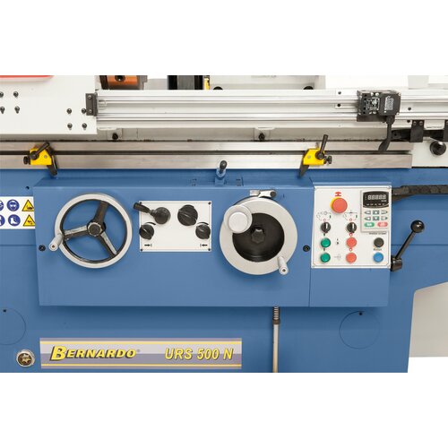 Essential control elements are clearly arranged on the front of the machine.