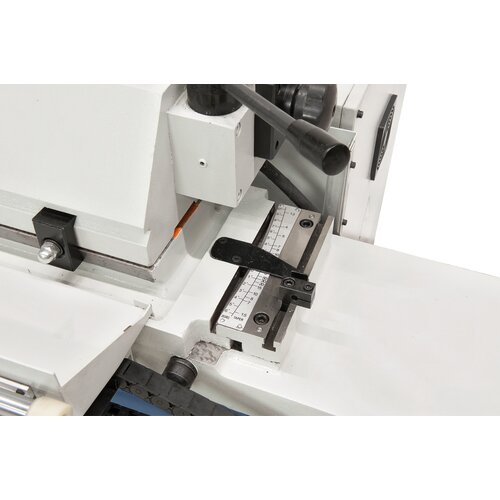 For conical grinding between the centers the table can be tilted from +3° bis -7° .