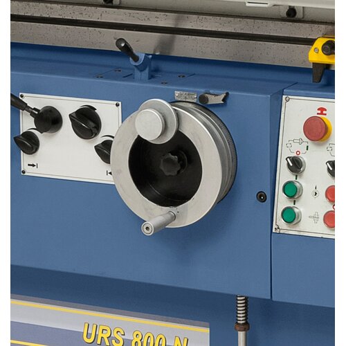 Handwheel with scale (0.0025 mm) allows for manual cross movement of grinding spindle.