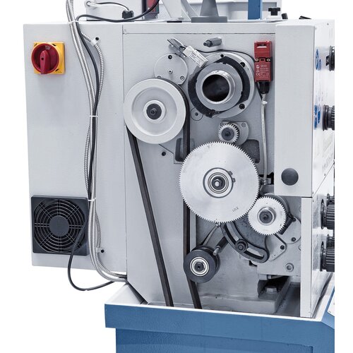 Serially equipped with change gears for thread cutting.