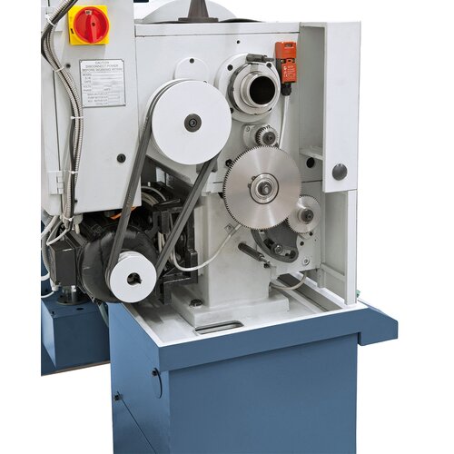 Serially equipped with change gears for thread cutting.