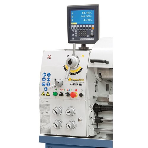 The machine is serially equipped with a Bernardo ES-12 V digital readout.
