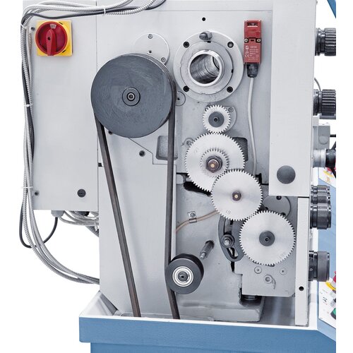 Serially equipped with change gears for thread cutting.