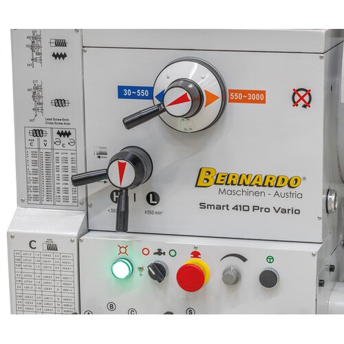 The solid headstock and the dynamically balanced main spindle allow high accuracy and smooth operation at high speed range. 