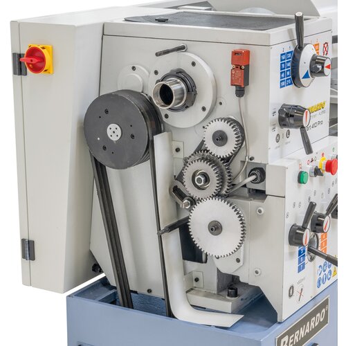 Serially equipped with change gears for thread cutting.